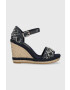 Tommy Hilfiger szandál FW0FW06935 TH MONOGRAM DENIM WEDGE sötétkék női éksarkú - Pepit.hu