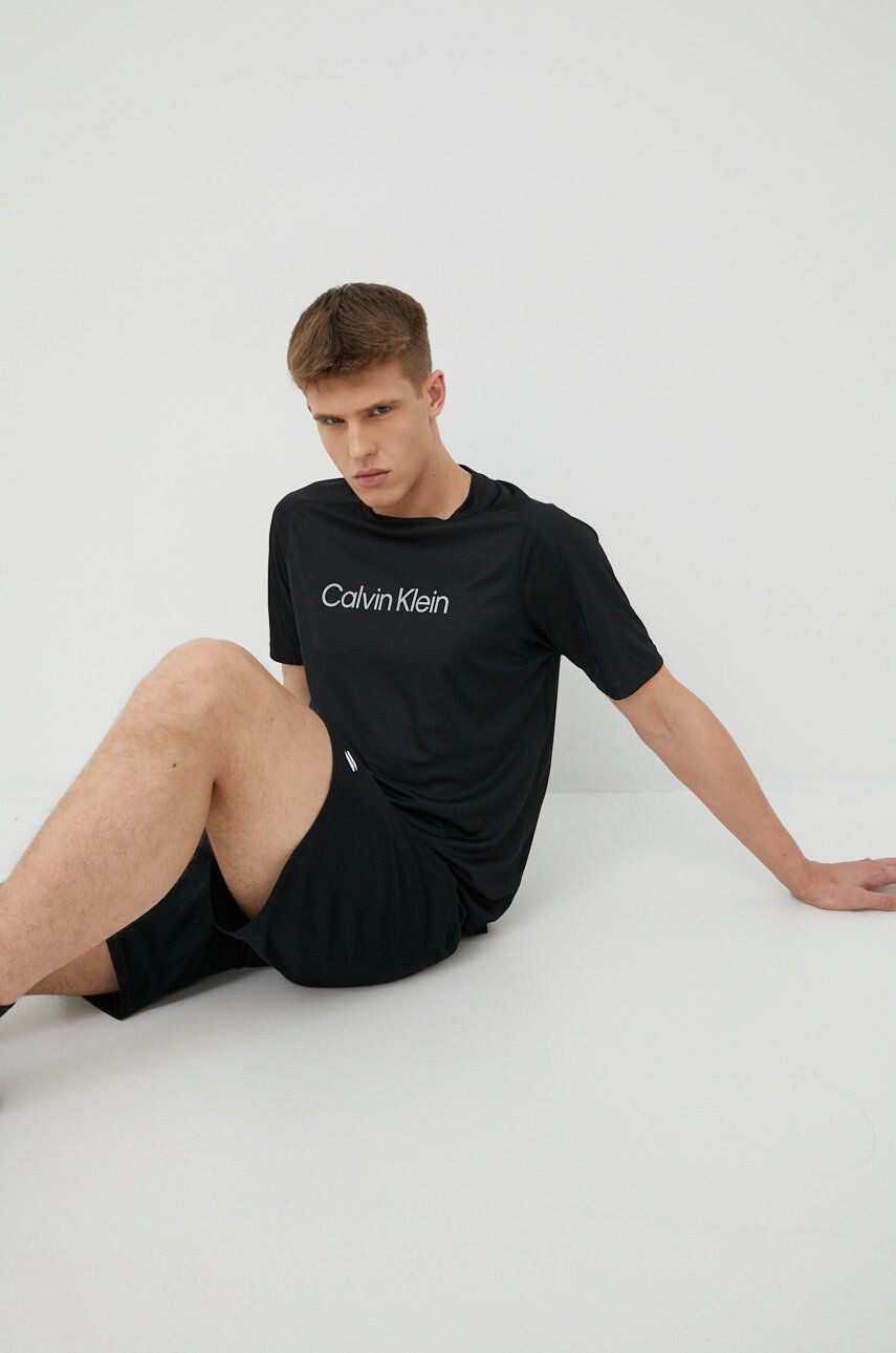 Calvin Klein Performance edzős póló Ck Essentials fekete nyomott mintás - Pepit.hu