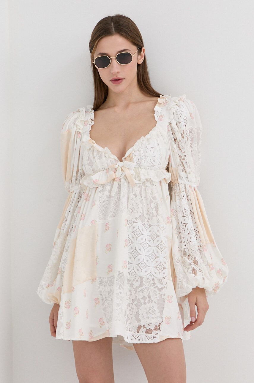 For Love & Lemons rózsasziromból készült ruha krémszínű mini harang alakú - Pepit.hu