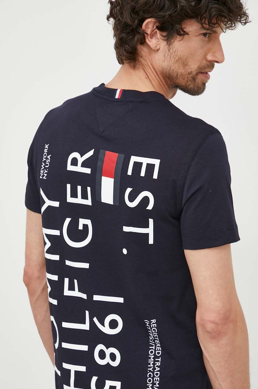 Tommy Hilfiger pamut póló sötétkék nyomott mintás - Pepit.hu