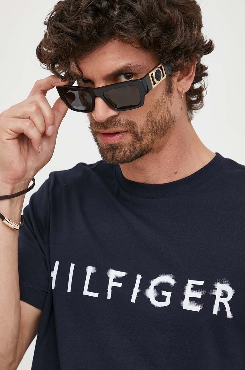 Tommy Hilfiger pamut póló sötétkék nyomott mintás - Pepit.hu