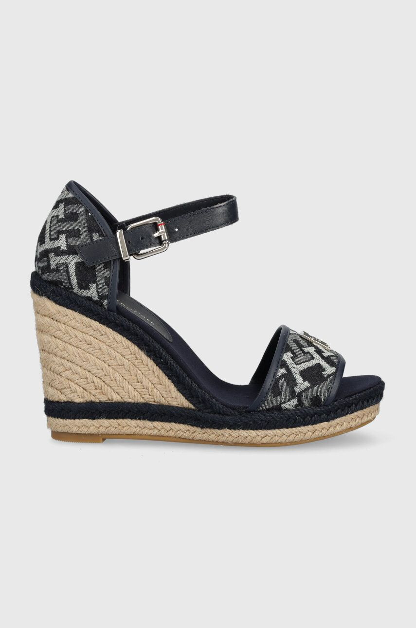 Tommy Hilfiger szandál FW0FW06935 TH MONOGRAM DENIM WEDGE sötétkék női éksarkú - Pepit.hu