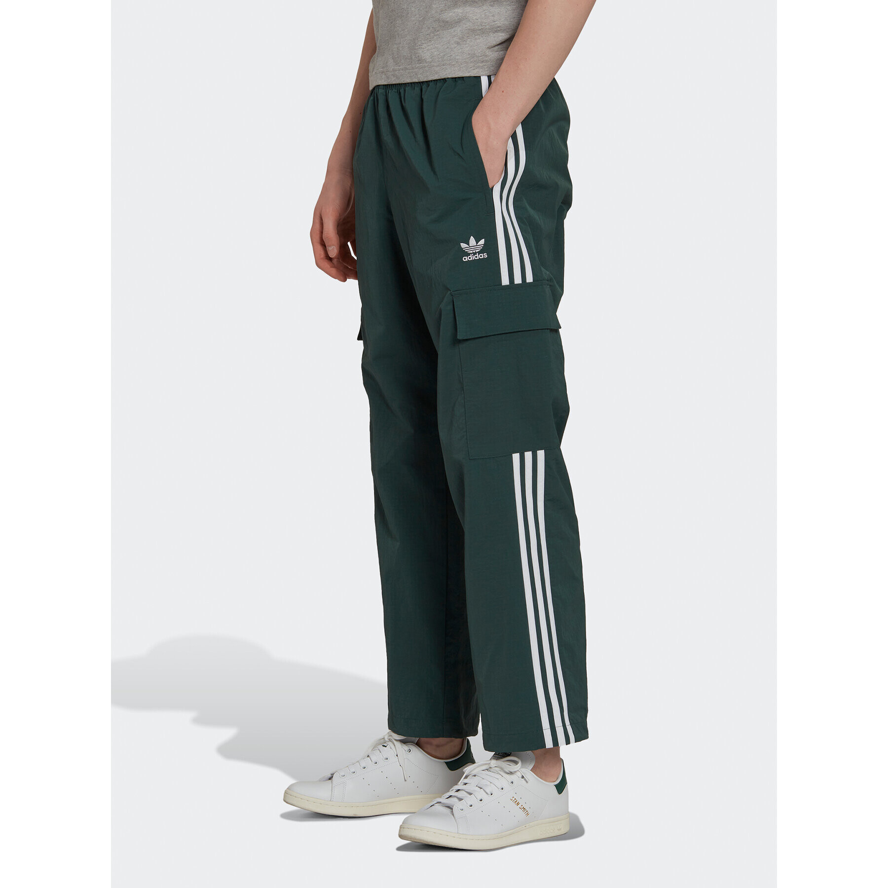 adidas Melegítő alsó adicolor 3 Stripes HN6736 Zöld Relaxed Fit - Pepit.hu