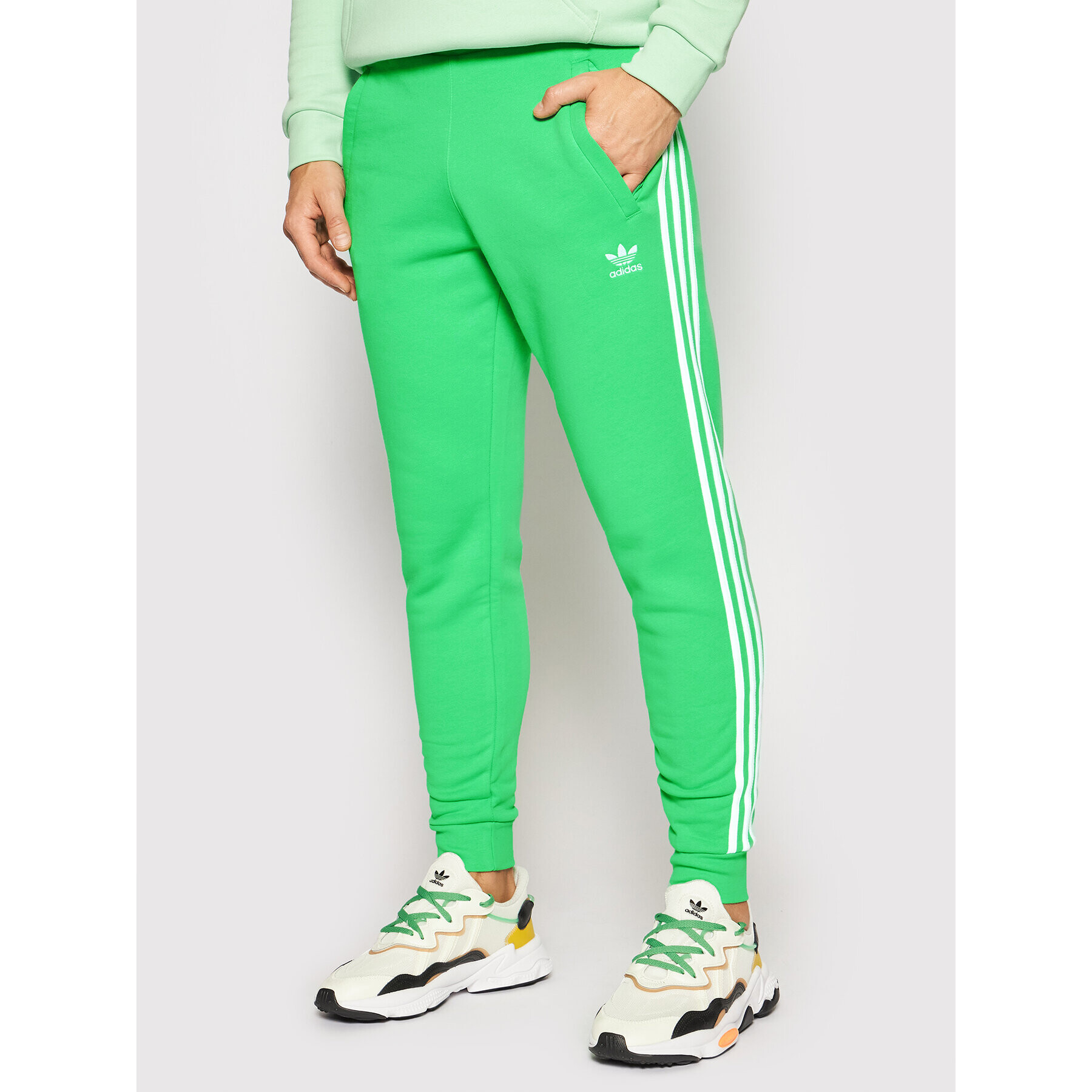 adidas Melegítő alsó adicolor Classics 3-Stripes H06686 Zöld Slim Fit - Pepit.hu