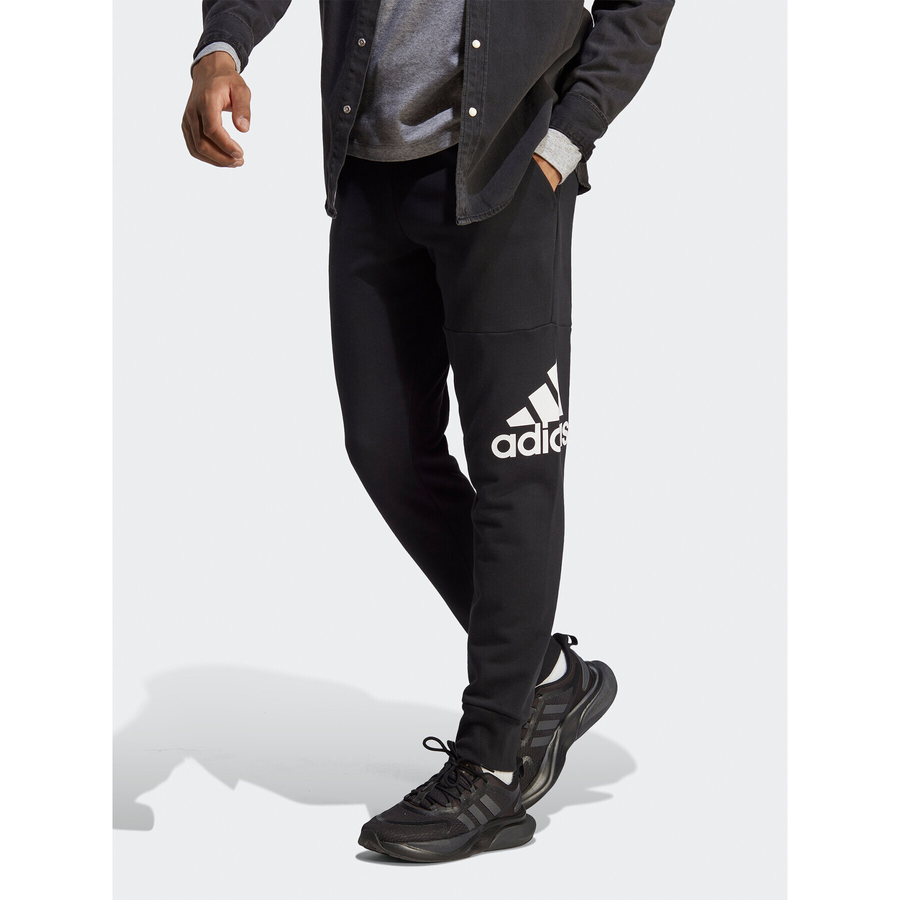 adidas Melegítő alsó Essentials French Terry Tapered Cuff Logo Joggers HA4342 Fekete Regular Fit - Pepit.hu