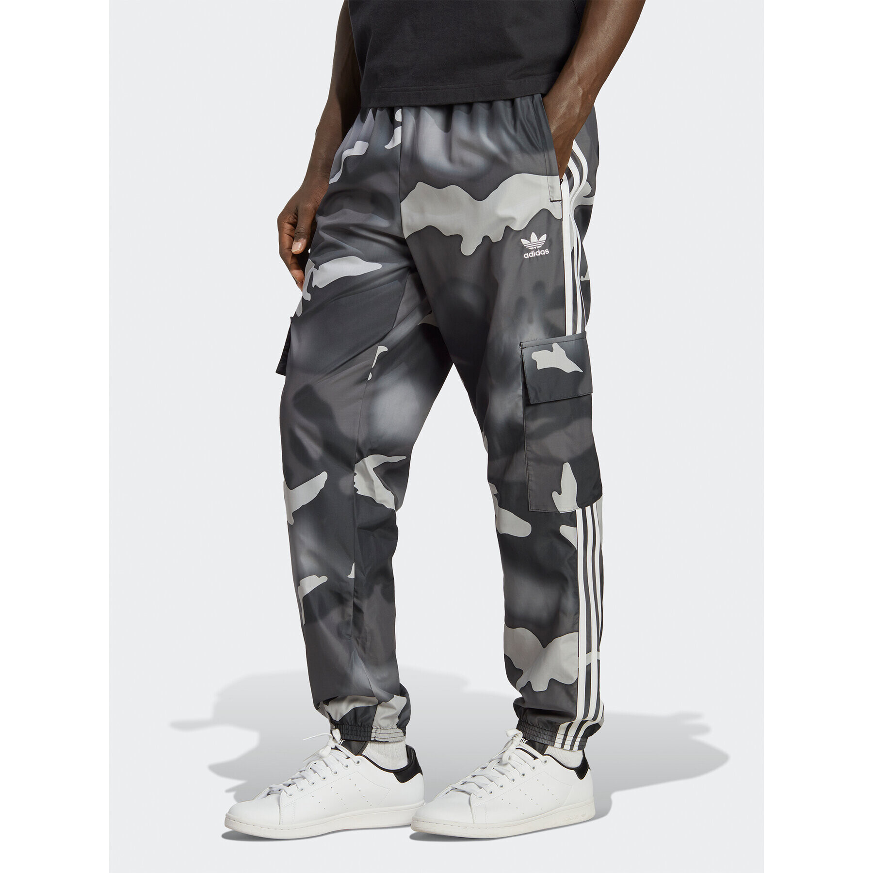 adidas Melegítő alsó Graphics Camo Cargo Trousers IC5733 Fekete Regular Fit - Pepit.hu