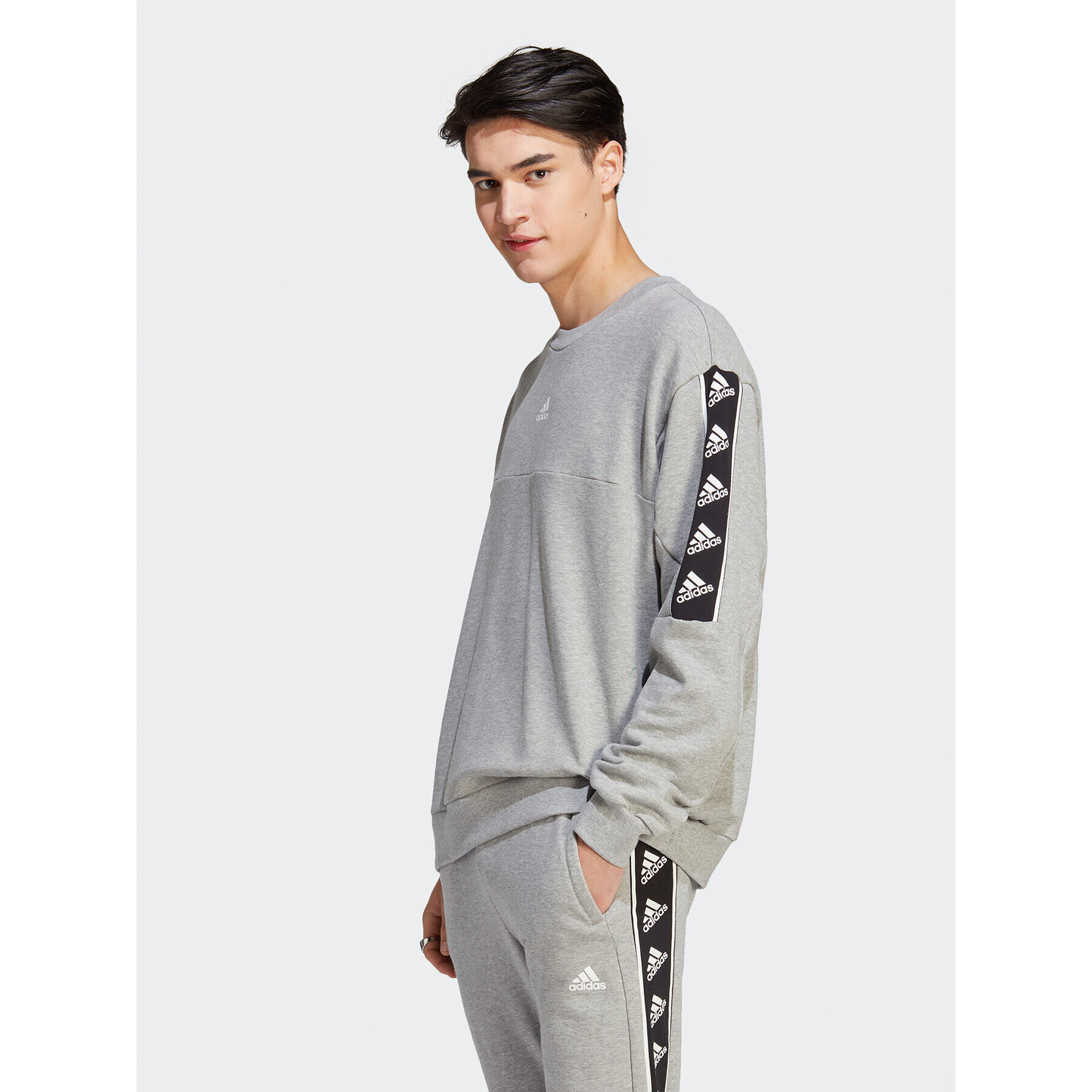 adidas Pulóver Brand Love Sweatshirt IC6813 Szürke Loose Fit - Pepit.hu