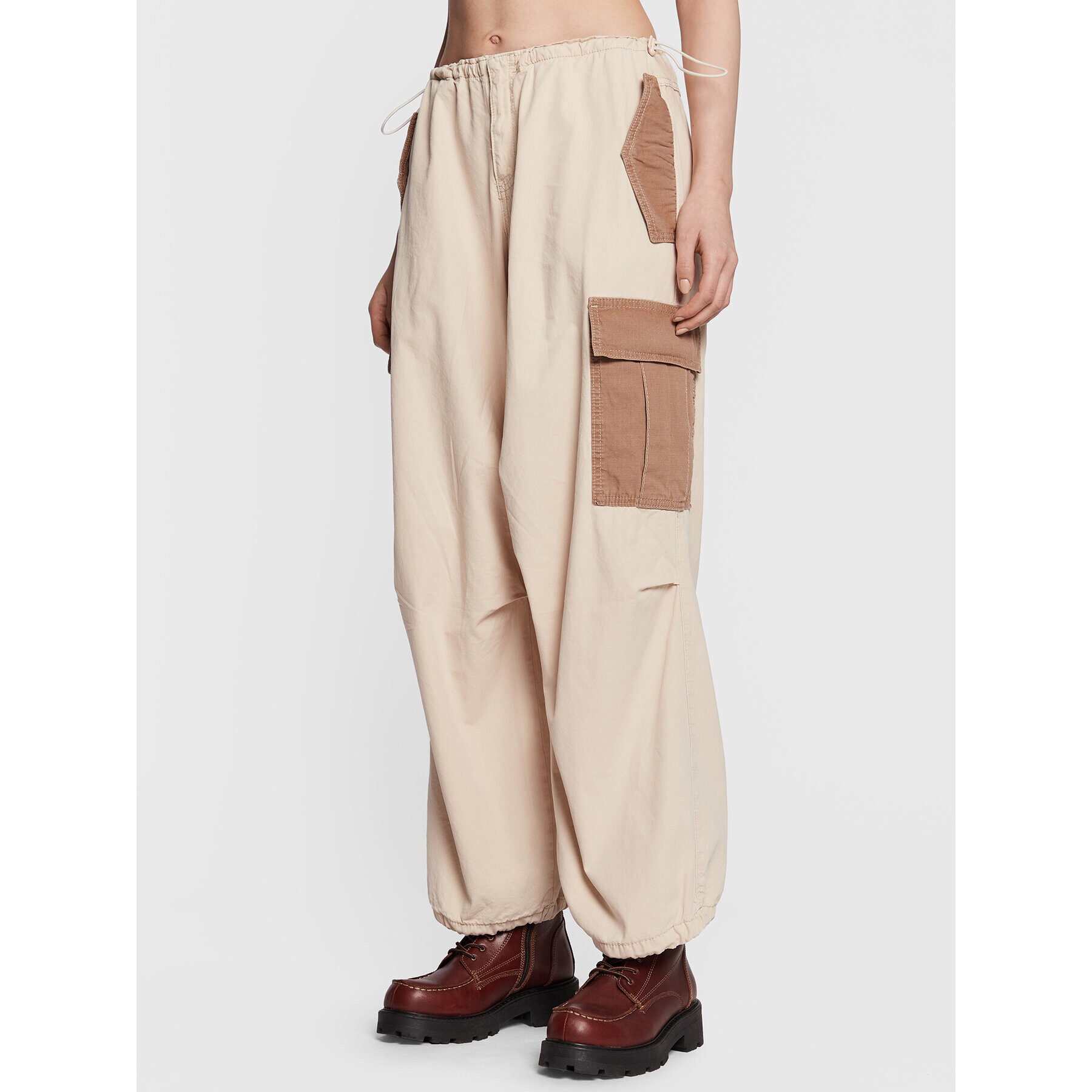 BDG Urban Outfitters Szövet nadrág 76283084 Bézs Relaxed Fit - Pepit.hu