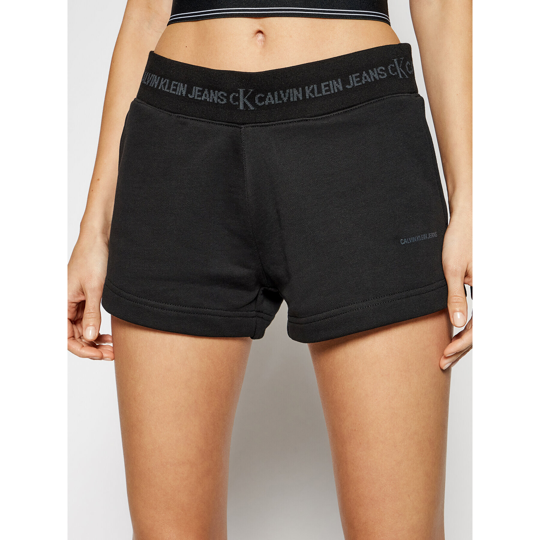 Calvin Klein Jeans Sport rövidnadrág Essentials J20J215561 Fekete Regular Fit - Pepit.hu