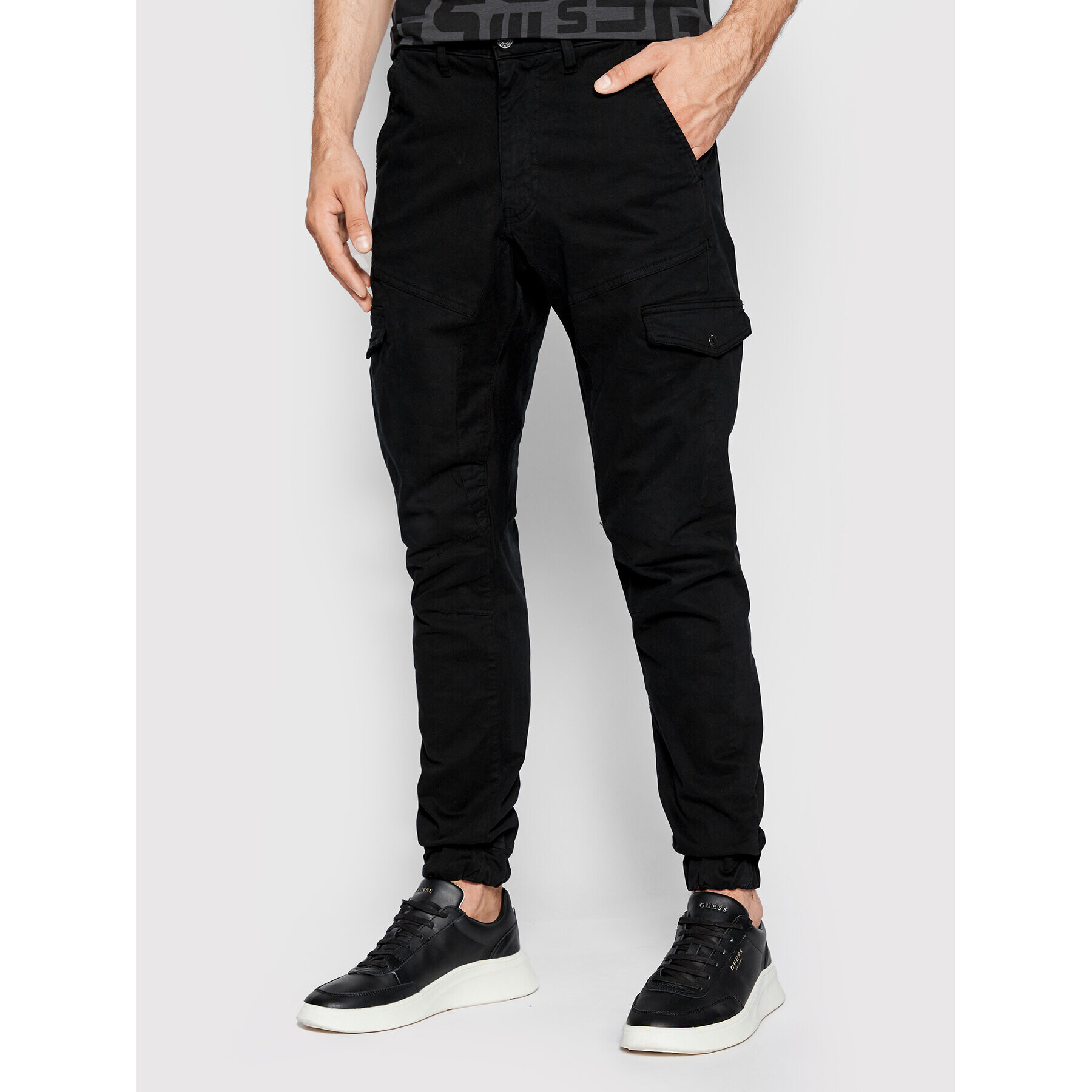 Guess Szövet nadrág M2YB17 WEOP4 Fekete Slim Fit - Pepit.hu