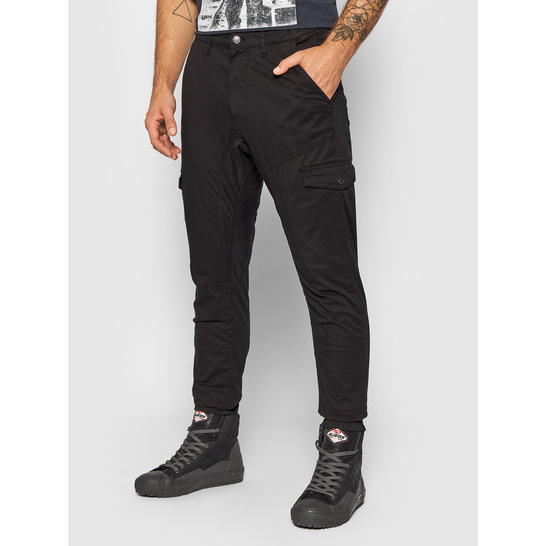 Guess Szövet nadrág New Kombat M1YB17 WE1J1 Fekete Slim Fit - Pepit.hu