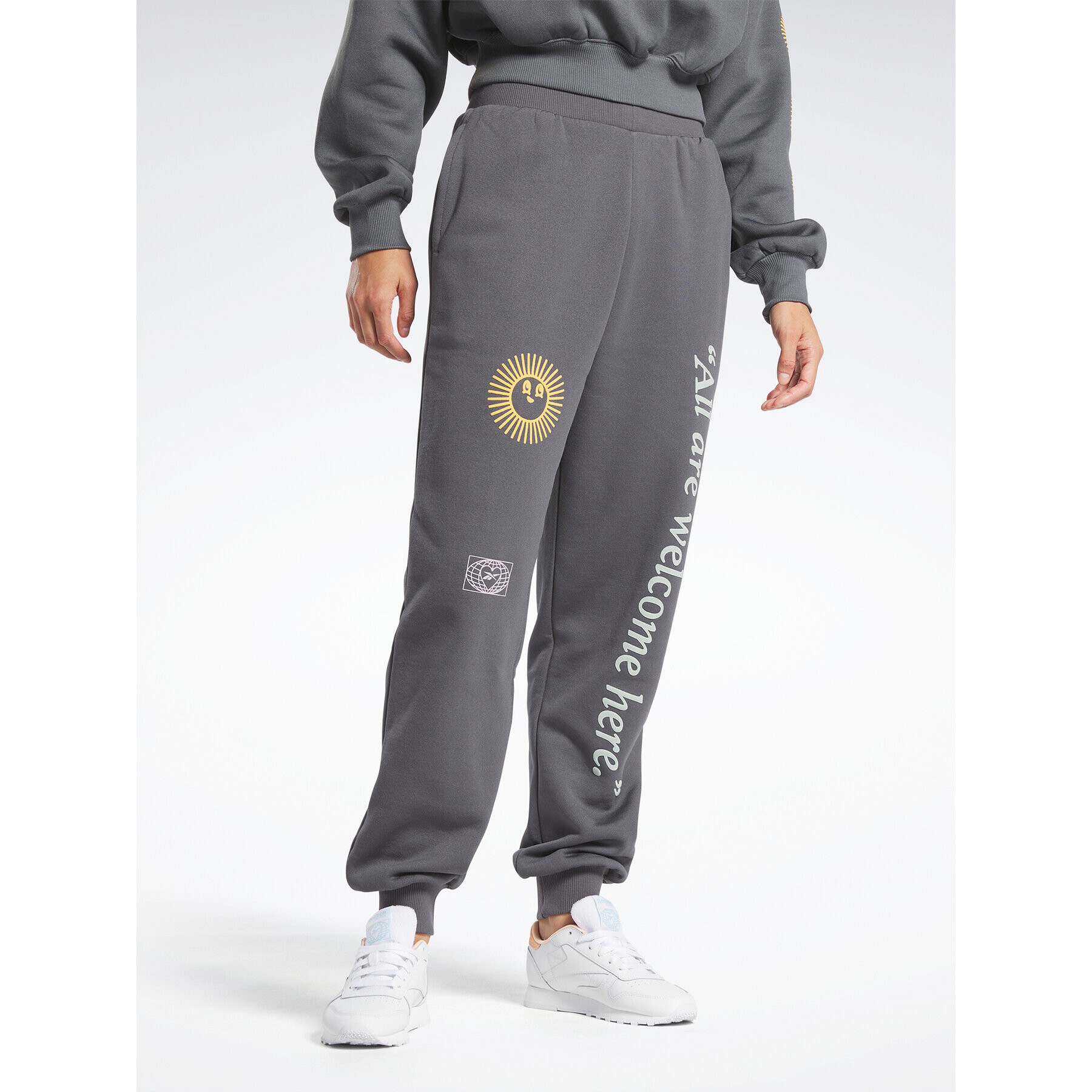 Reebok Melegítő alsó Classics Graphic Joggers HS4264 Szürke Regular Fit - Pepit.hu