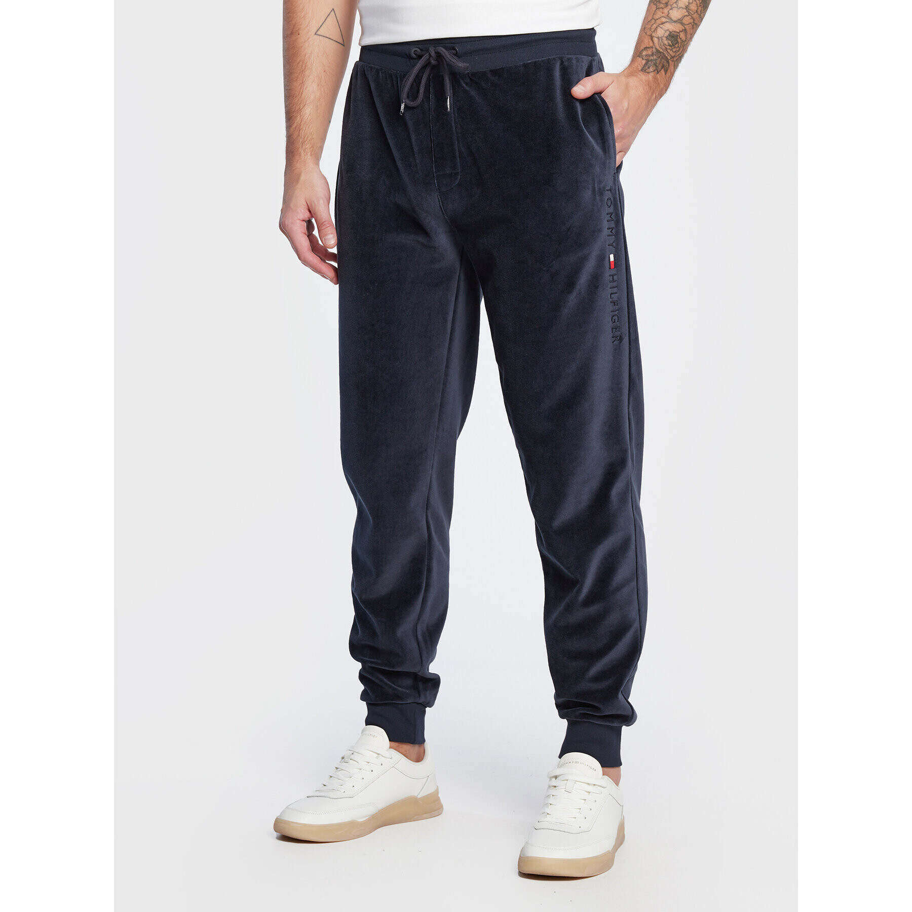 Tommy Hilfiger Melegítő alsó Velour UM0UM02669 Sötétkék Relaxed Fit - Pepit.hu