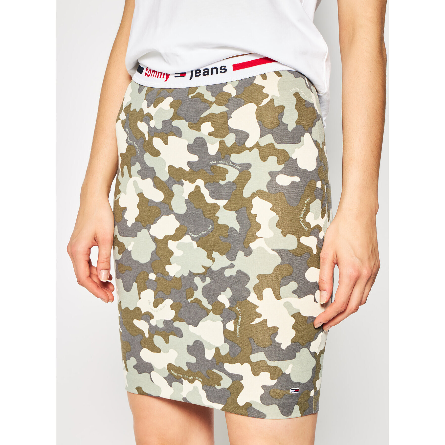 Tommy Jeans Ceruzaszoknya Tjw Camo Bodycon DW0DW08301 Zöld Slim Fit - Pepit.hu