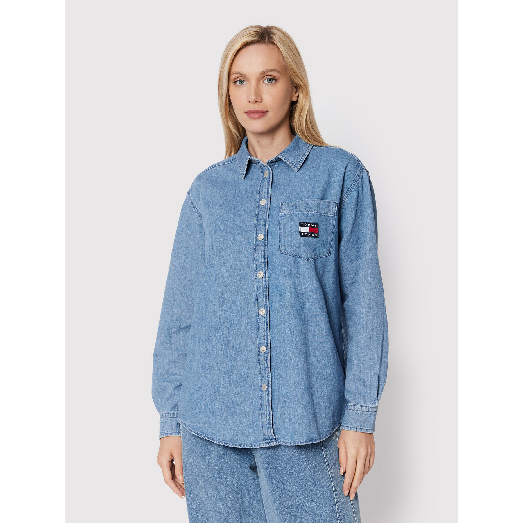 Tommy Jeans Farmering Chambray Badge DW0DW13713 Kék Boyfriend Fit - Pepit.hu