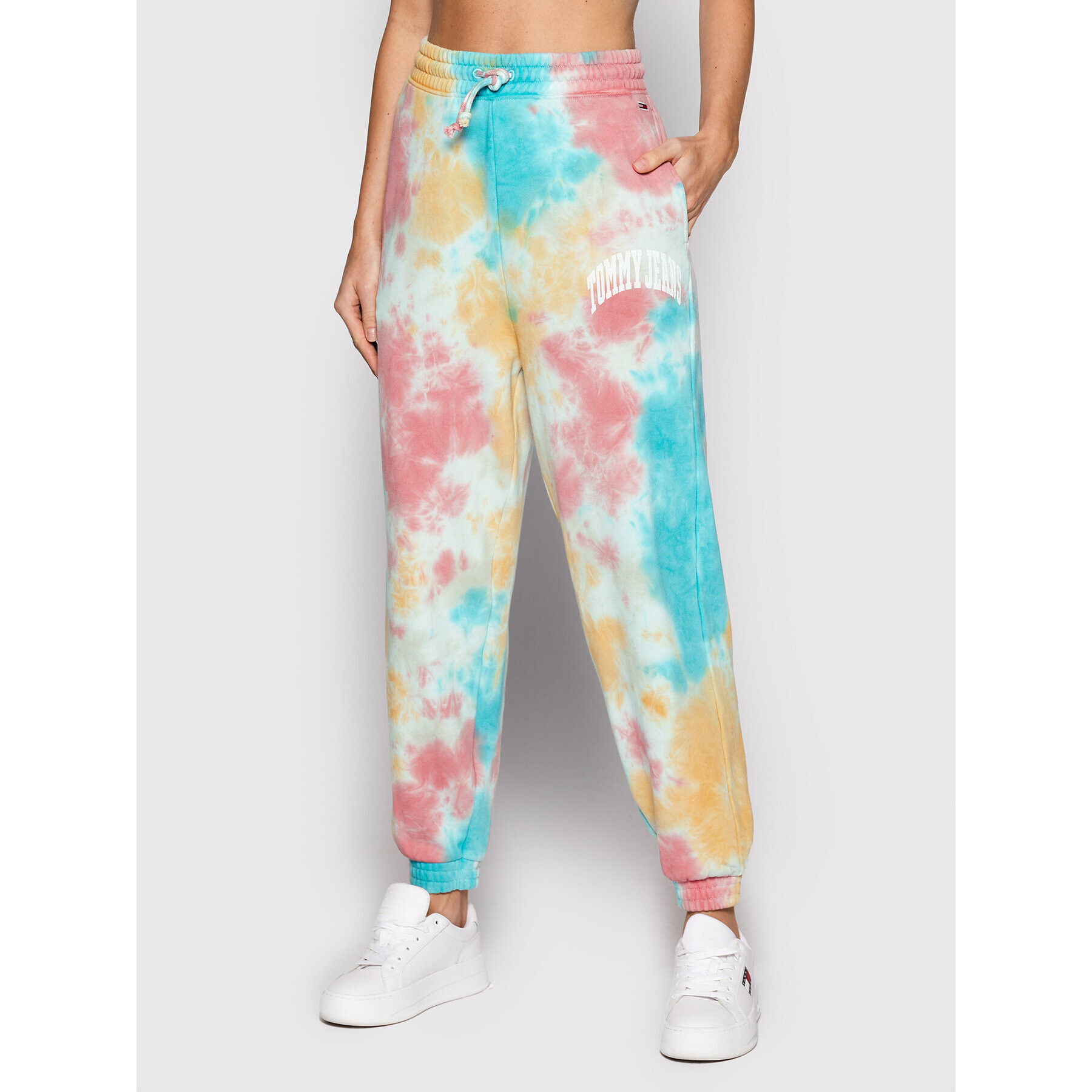 Tommy Jeans Melegítő alsó Multi Tie Dye DW0DW12639 Színes Relaxed Fit - Pepit.hu