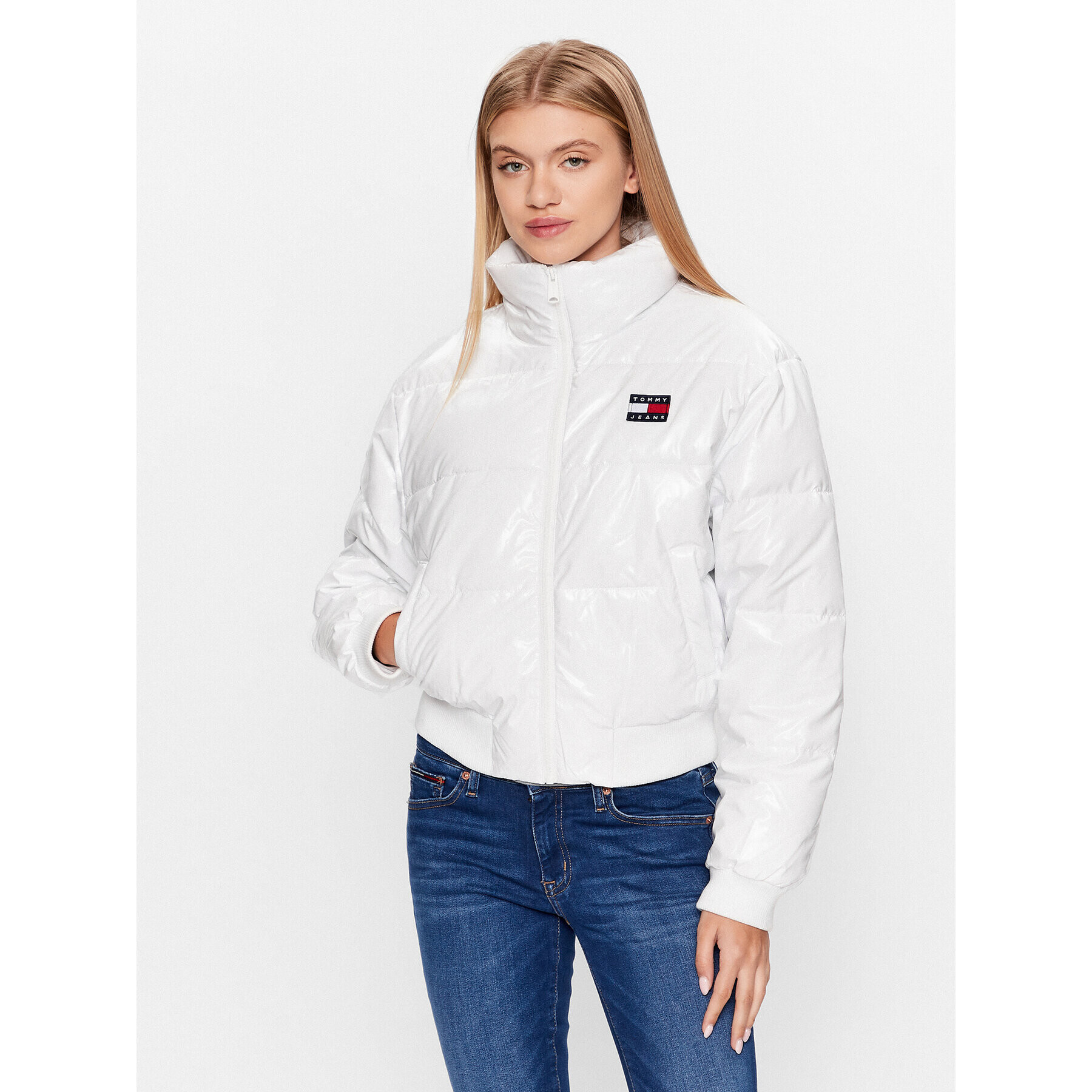 Tommy Jeans Pehelykabát Badge DW0DW16098 Fehér Regular Fit - Pepit.hu