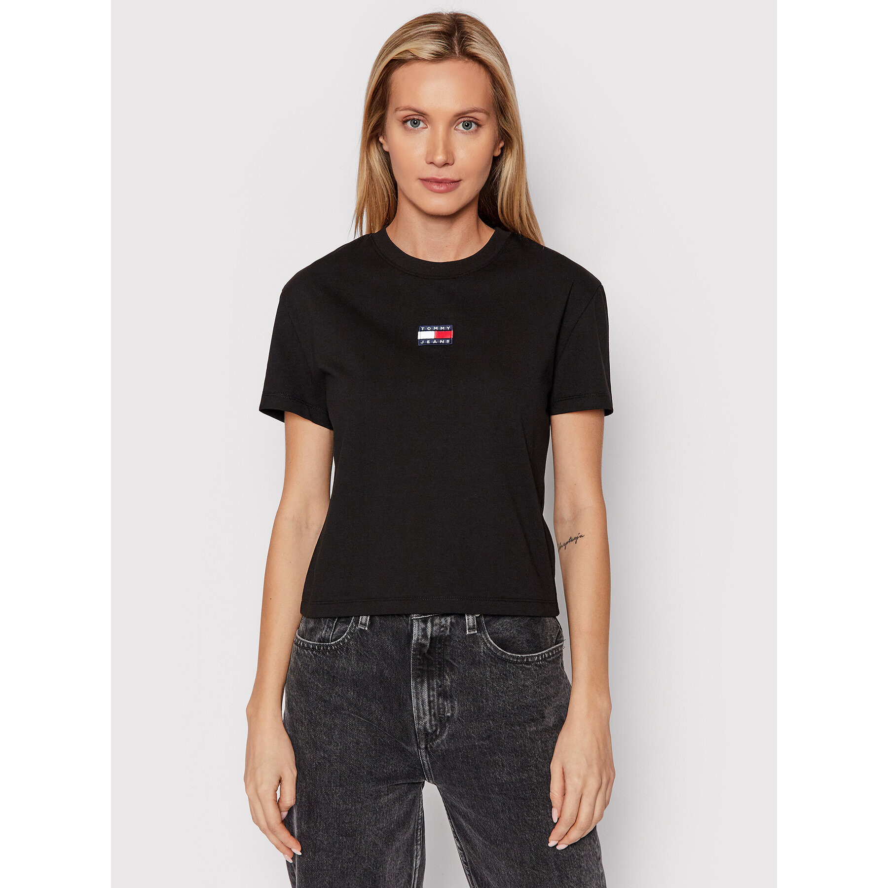 Tommy Jeans Póló Center Badge DW0DW10404 Fekete Relaxed Fit - Pepit.hu