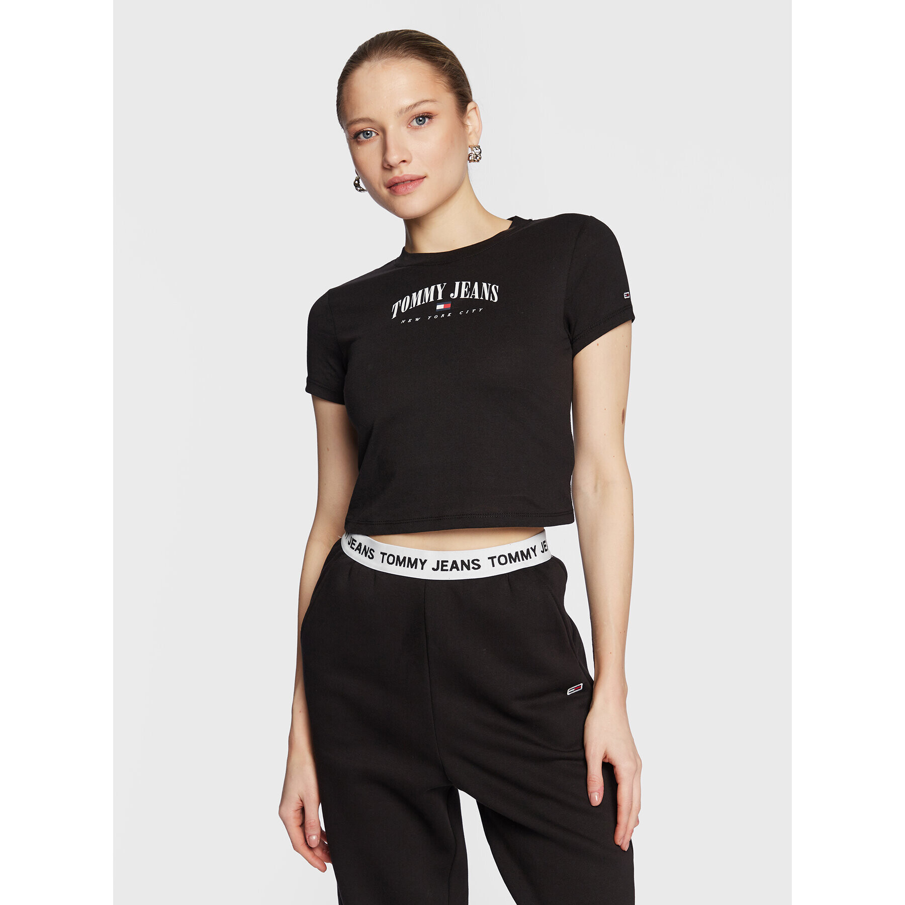 Tommy Jeans Póló Essential Logo 2 DW0DW14910 Fekete Cropped Fit - Pepit.hu