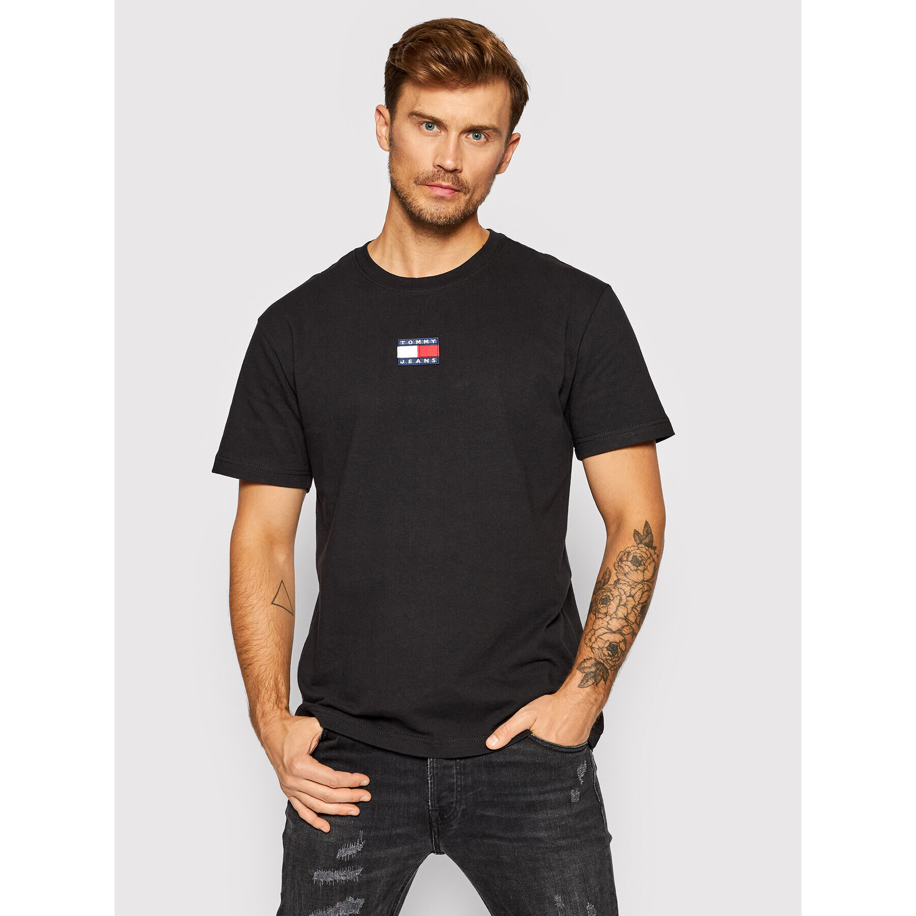 Tommy Jeans Póló Tommy Badge DM0DM10925 Fekete Regular Fit - Pepit.hu