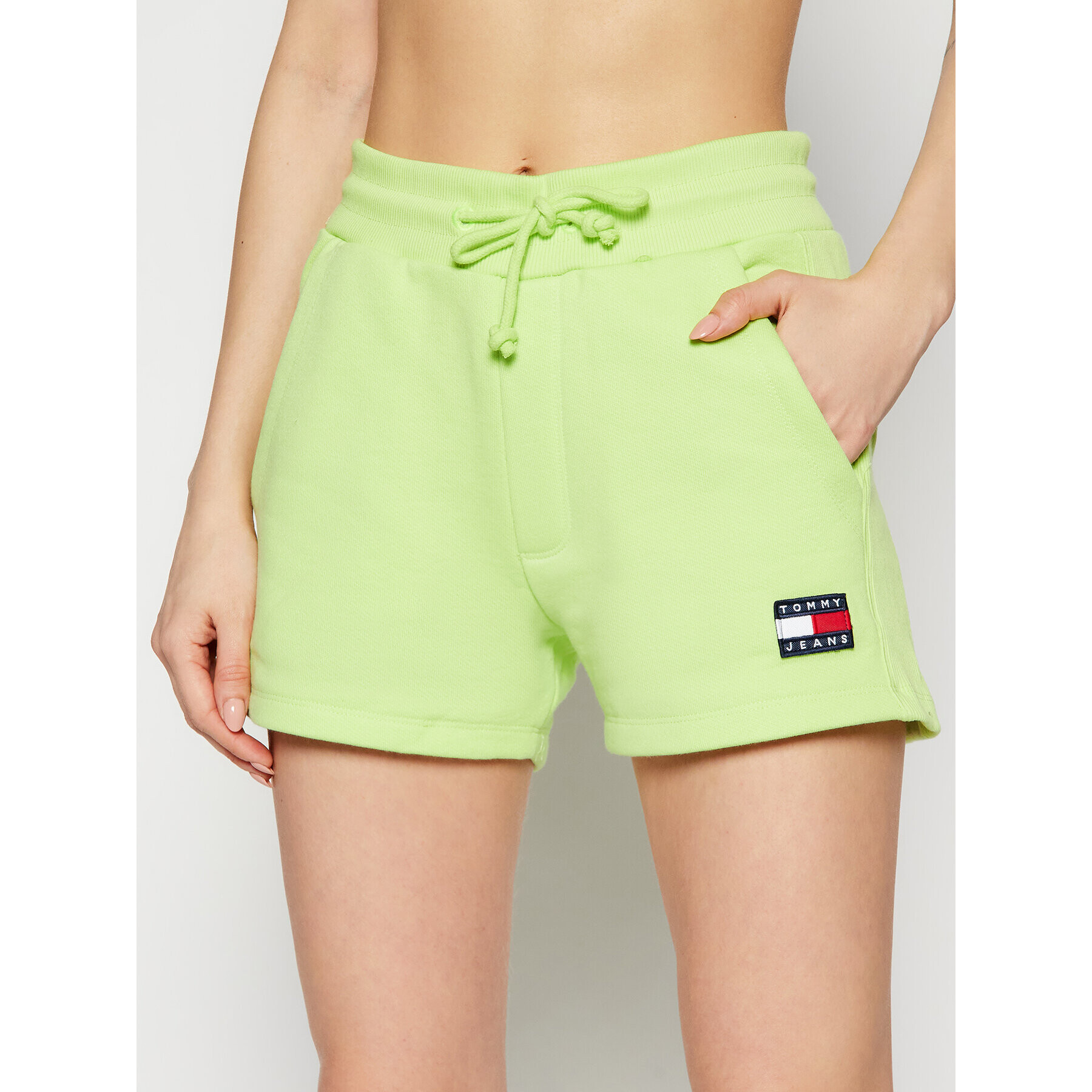 Tommy Jeans Sport rövidnadrág Tjw Badge Sweatshort DW0DW09754 Zöld Regular Fit - Pepit.hu