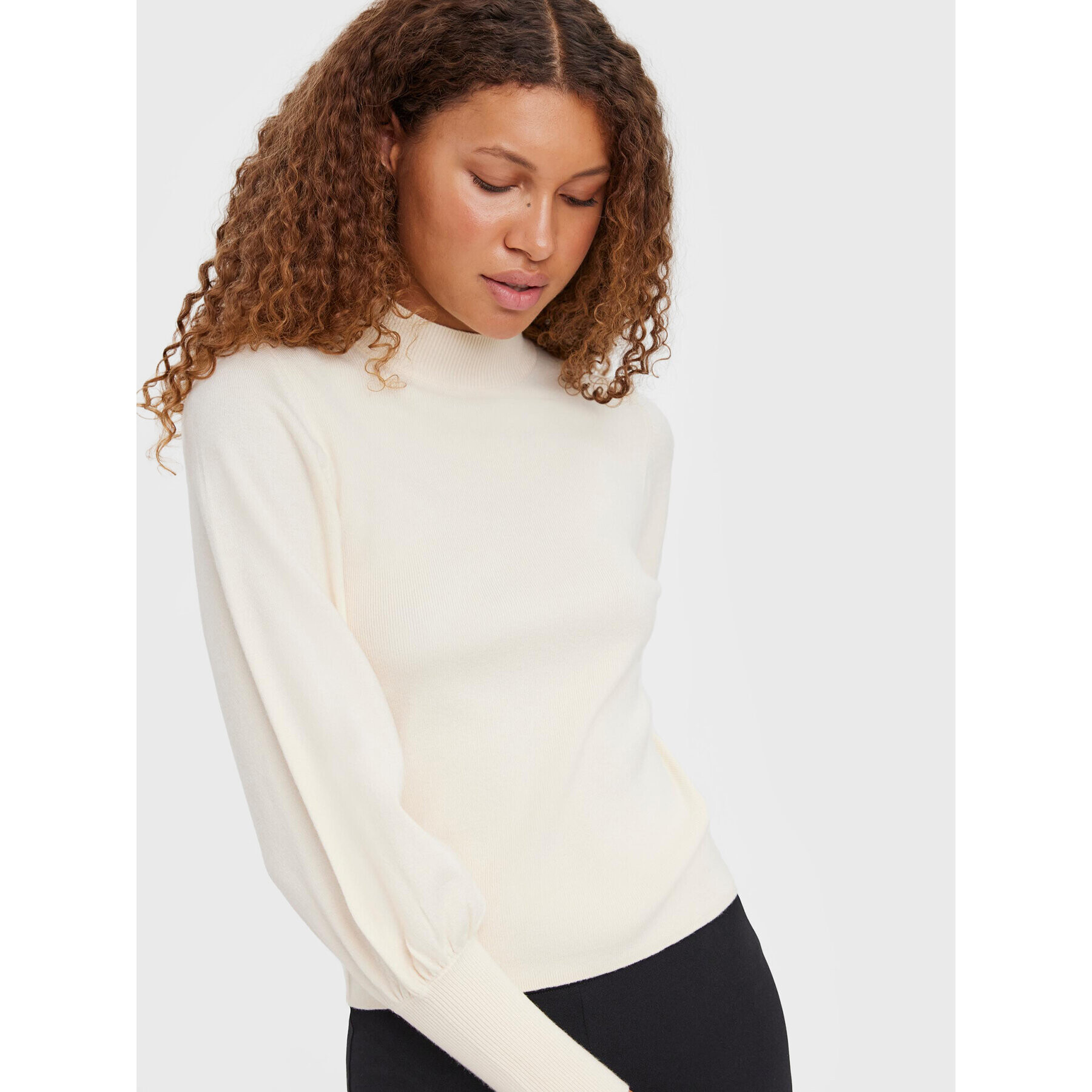 Vero Moda Sweater Holly Karis 10268022 Ekru Regular Fit - Pepit.hu