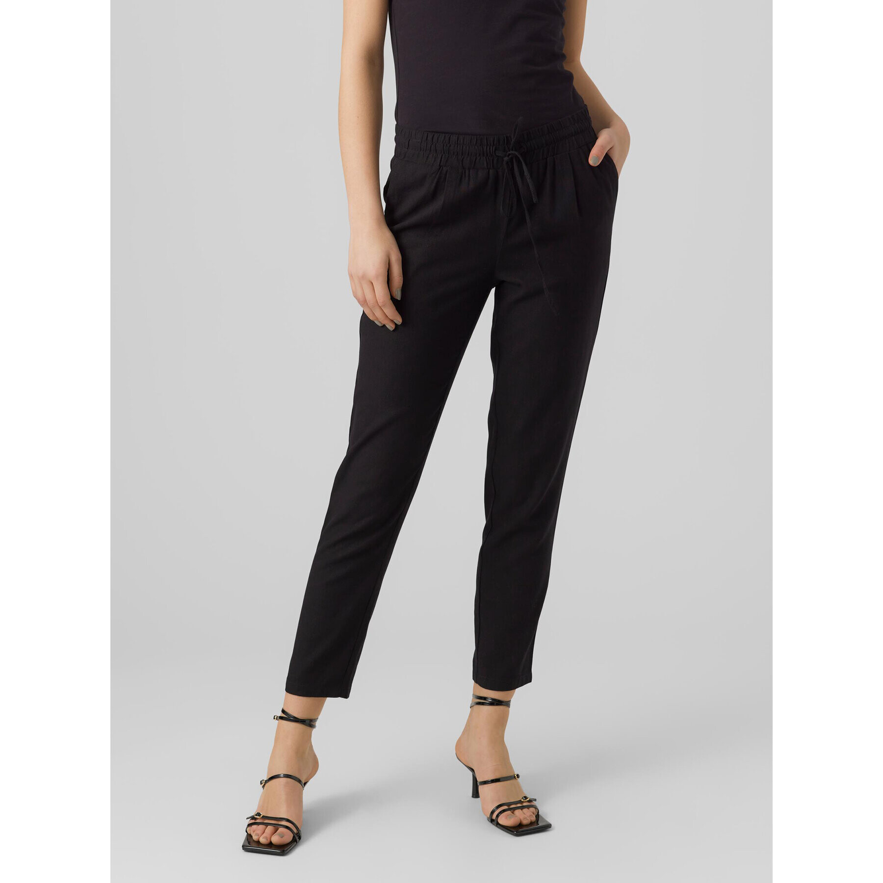 Vero Moda Szövet nadrág Jesmilo 10279691 Fekete Regular Fit - Pepit.hu