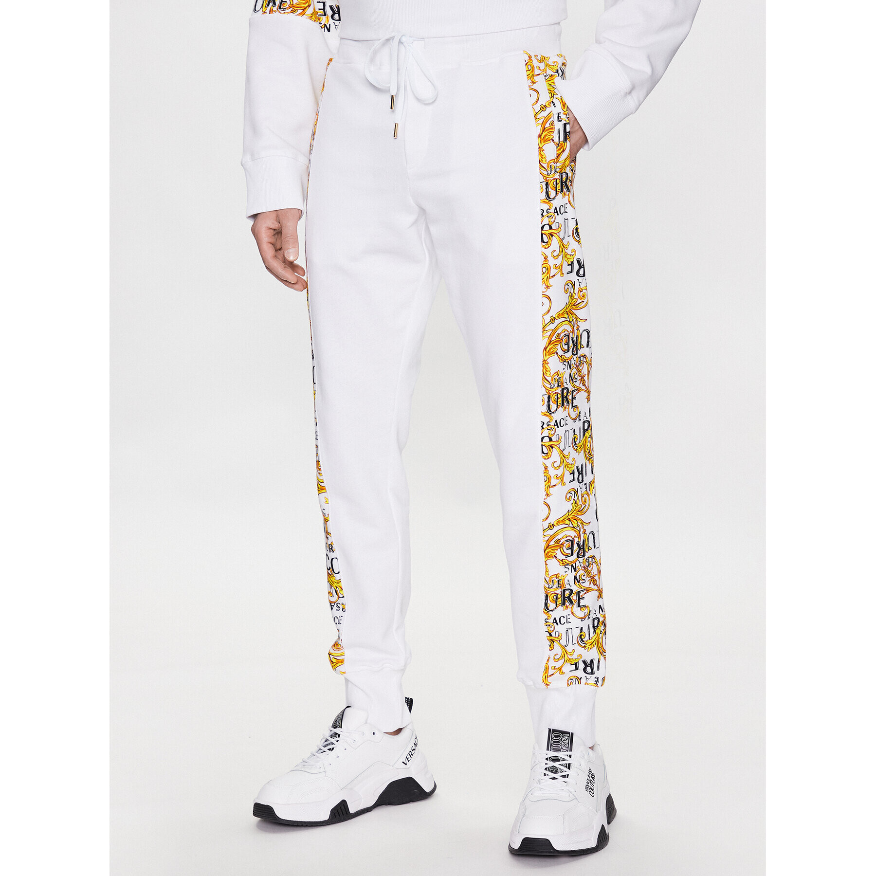 Versace Jeans Couture Melegítő alsó Contr Logo Baroque 74GAA3C0 Fehér Regular Fit - Pepit.hu