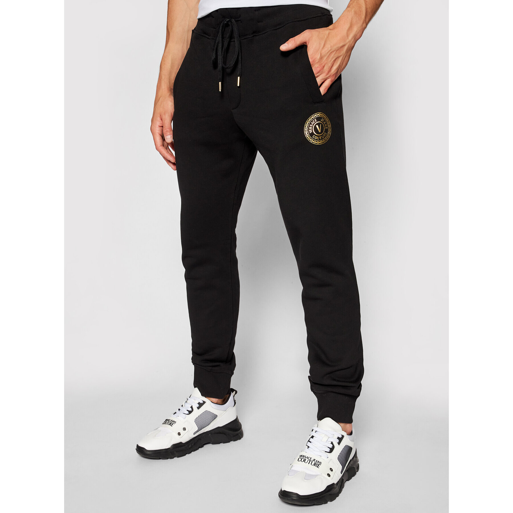 Versace Jeans Couture Melegítő alsó Emblem Foil 71GAAT03 Fekete Regular Fit - Pepit.hu