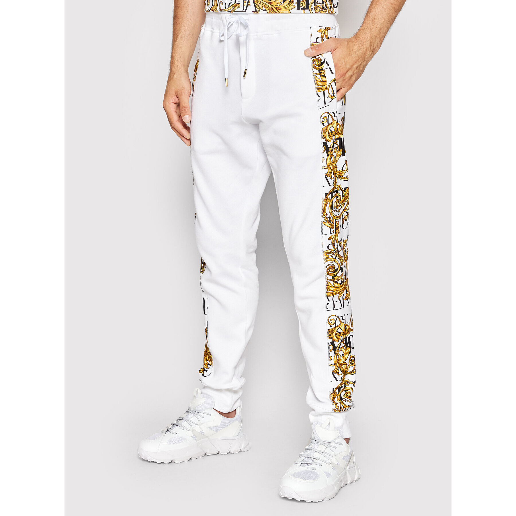 Versace Jeans Couture Melegítő alsó Logo Baroque 73GAA3C0 Fehér Regular Fit - Pepit.hu