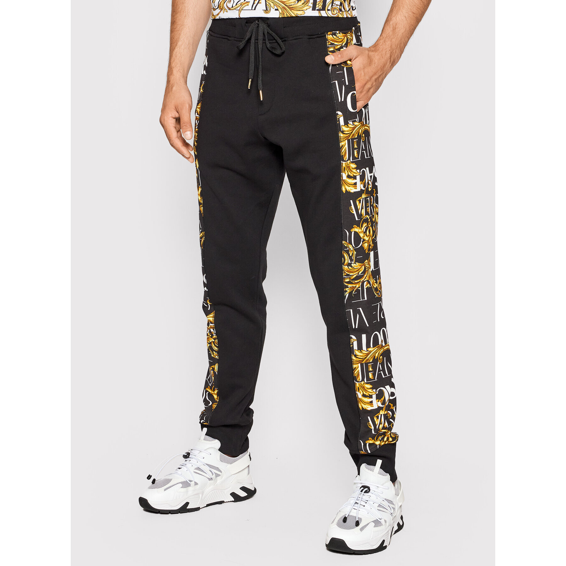 Versace Jeans Couture Melegítő alsó Logo Baroque 73GAA3C0 Fekete Regular Fit - Pepit.hu