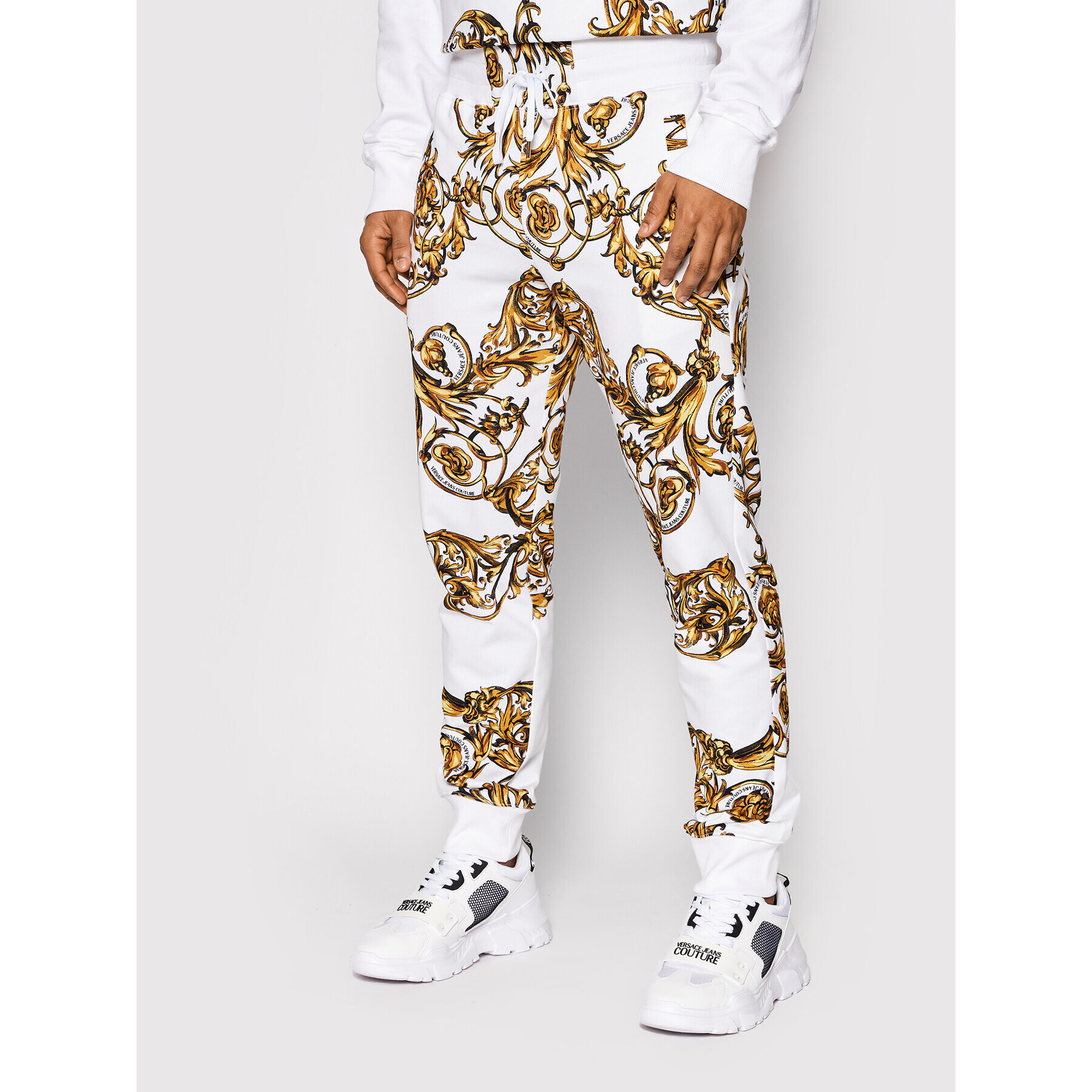 Versace Jeans Couture Melegítő alsó Print Garland 72GAA3B0 Fehér Regular Fit - Pepit.hu