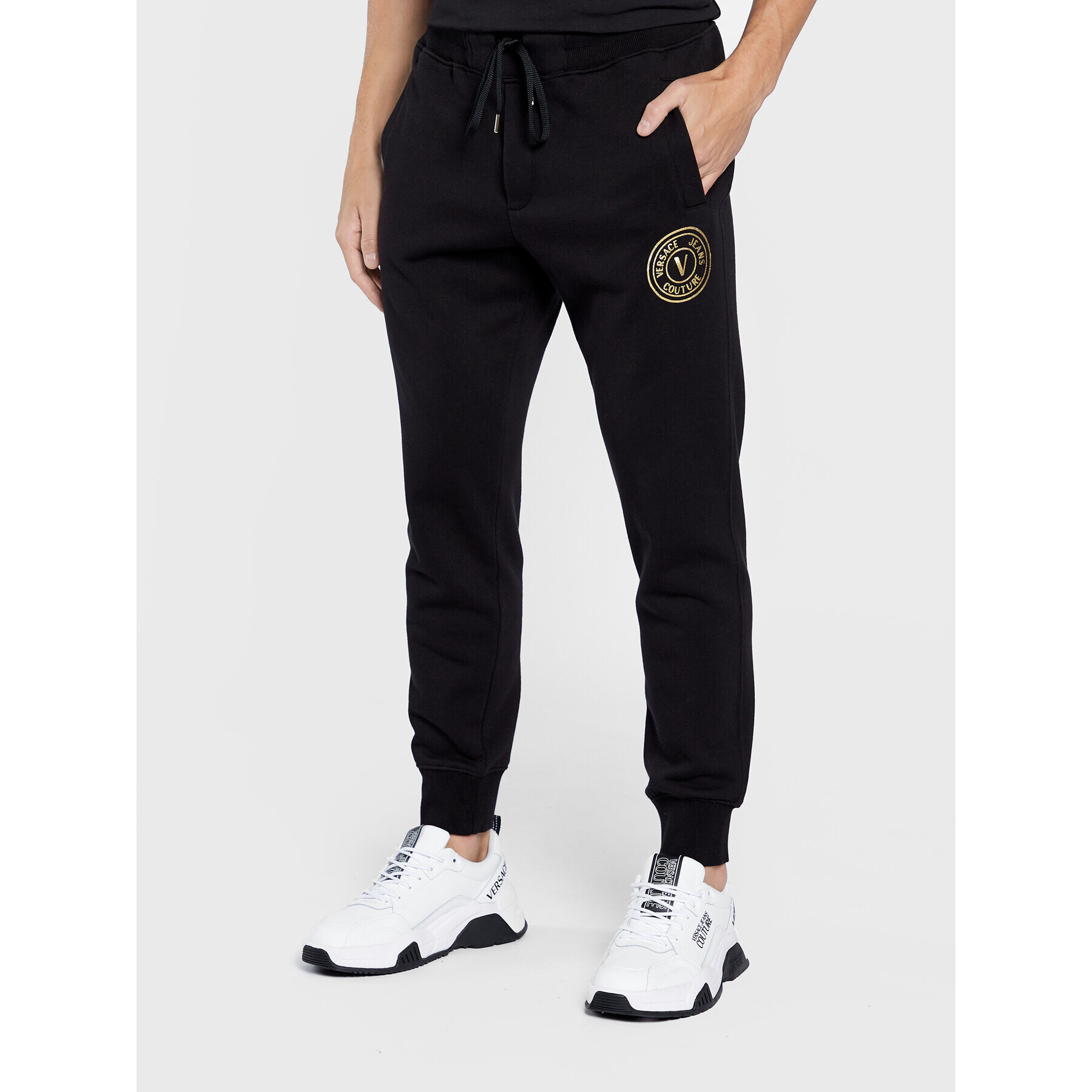 Versace Jeans Couture Melegítő alsó Vemblem S Foil 73GAAT06 Fekete Regular Fit - Pepit.hu