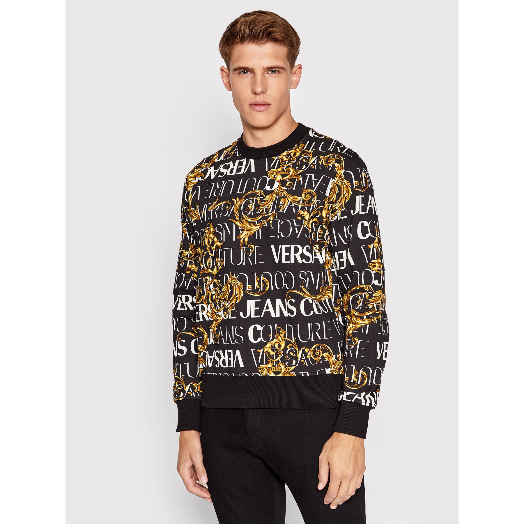 Versace Jeans Couture Pulóver Print Logo Baroque 73GAI3R0 Fekete Regular Fit - Pepit.hu