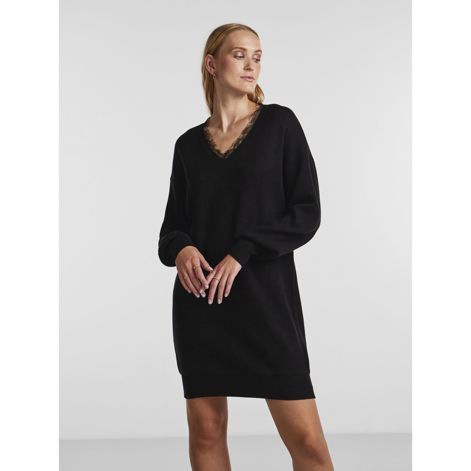 YAS Kötött ruha Bridie 26027634 Fekete Loose Fit - Pepit.hu